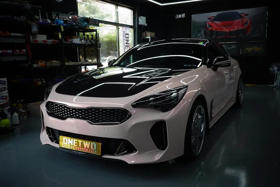 Kia Stingerのカーラッピング事例|高光沢ベイビーピンク 施工写真 1-3
