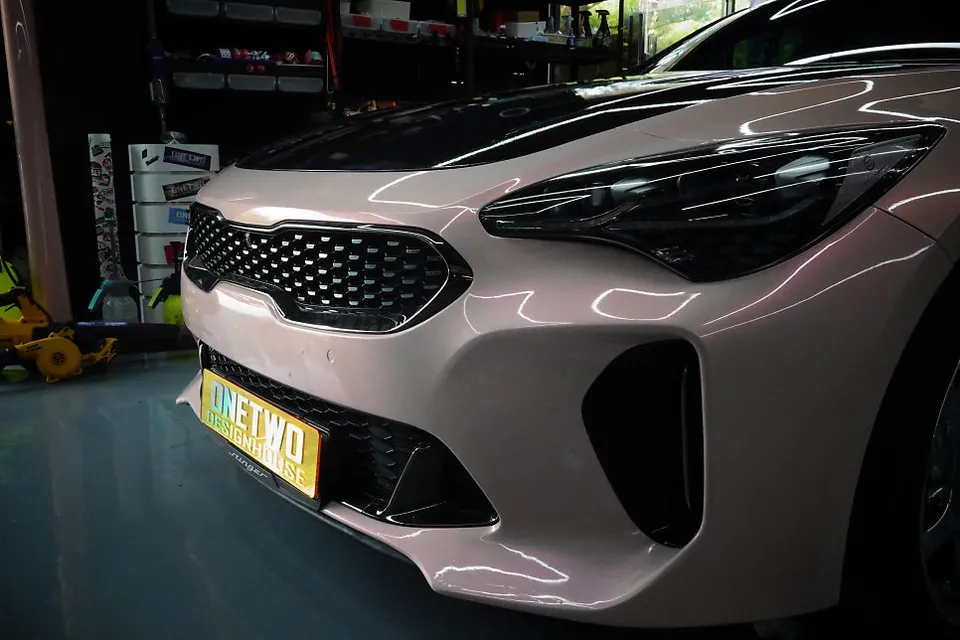 Kia Stingerのカーラッピング事例|高光沢ベイビーピンク 施工写真 2-3