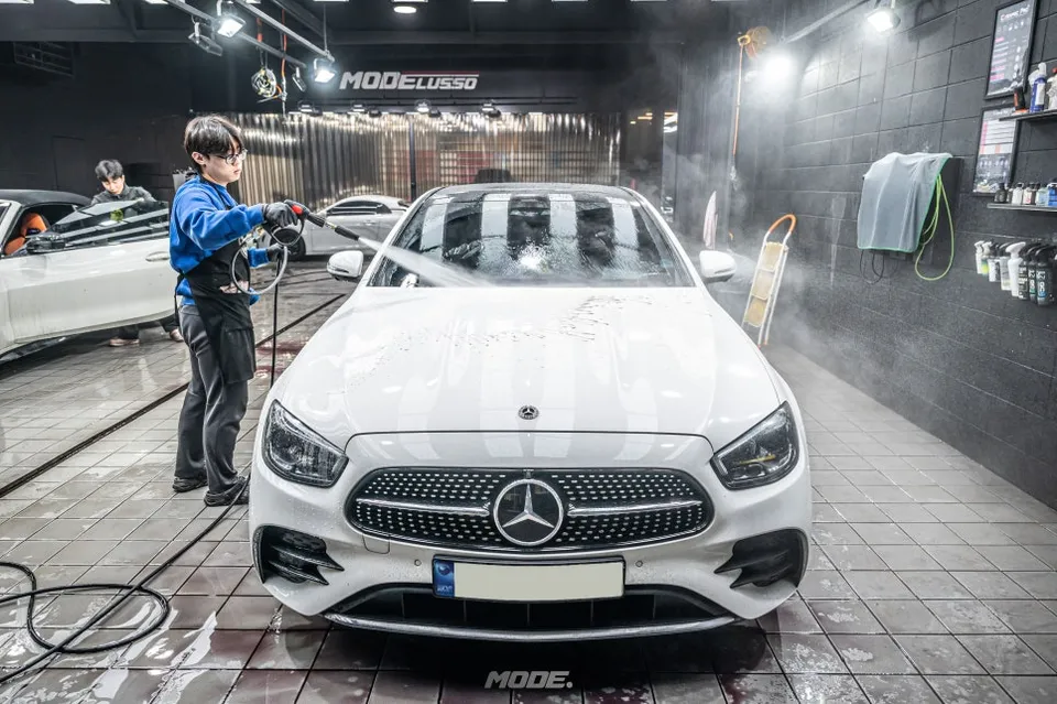 Mercedes-Benz E-Classのガラスコーティング事例 施工写真 2-2