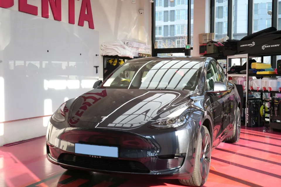 Tesla Model Yのカーフィルム施工事例｜明るい濃度でプライバシー確保 施工写真 2