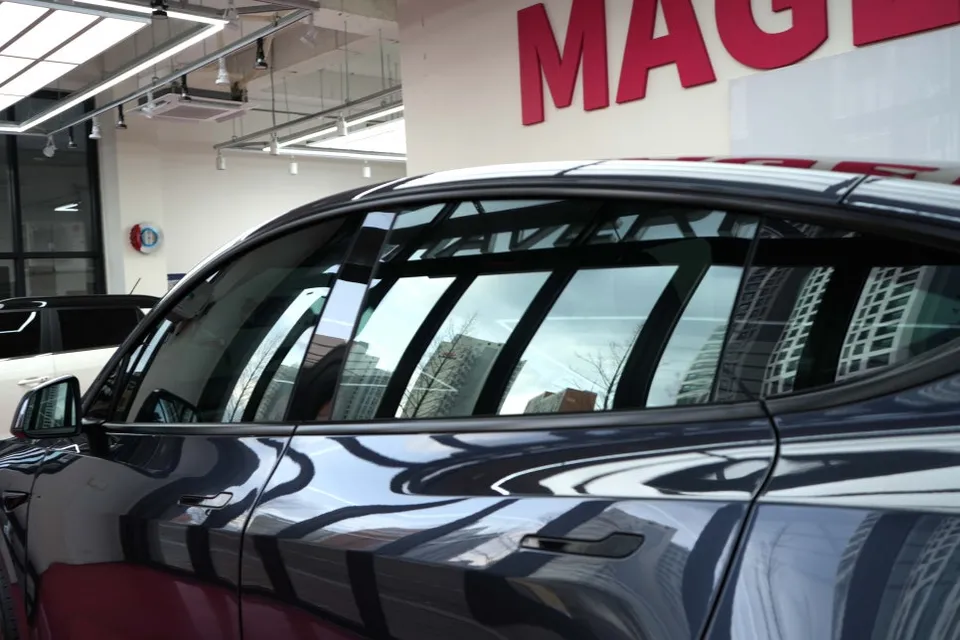 Tesla Model Yのカーフィルム施工事例｜明るい濃度でプライバシー確保 施工写真 3