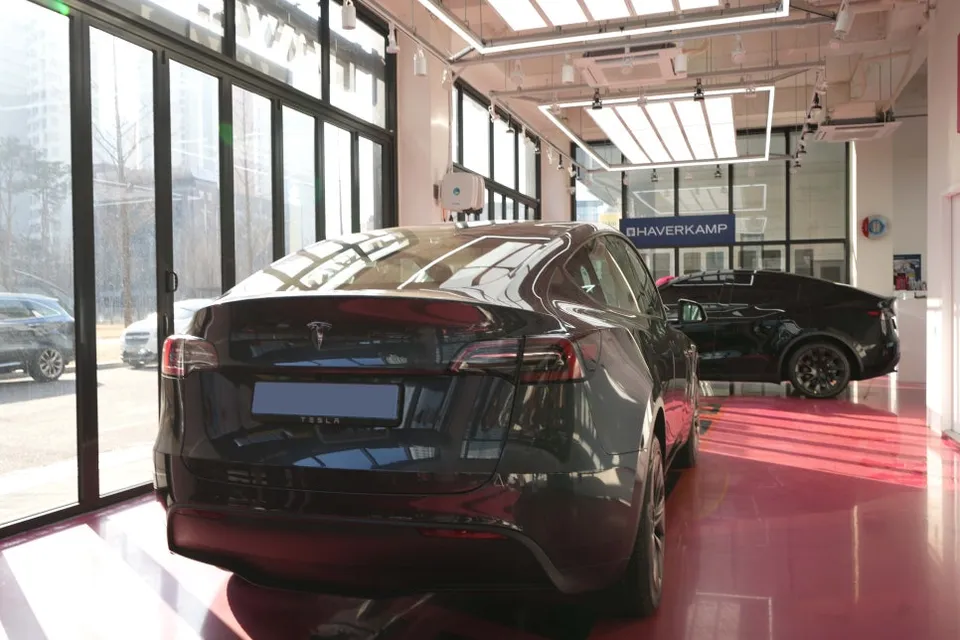 Tesla Model Yのカーフィルム施工事例｜明るい濃度でプライバシー確保 施工写真 5