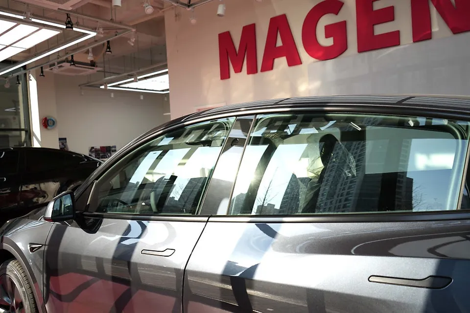 Tesla Model Yのカーフィルム施工事例｜明るい濃度でプライバシー確保 施工写真 6