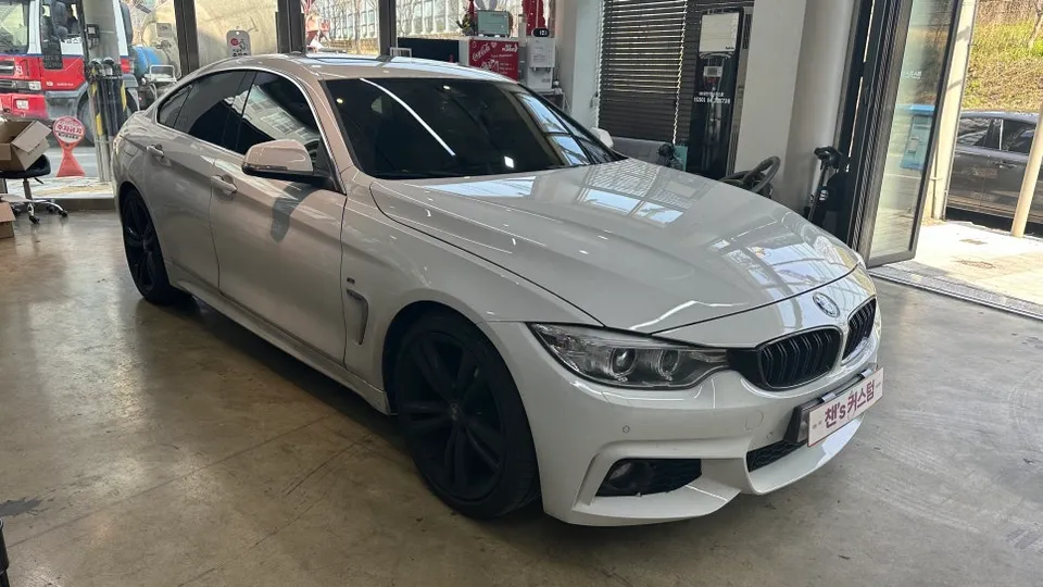 BMW 5 Series vinyl wrap - BMW 5 Series Vinyl Wrap Review: Chrome Delete for a Sleek Look photo 3