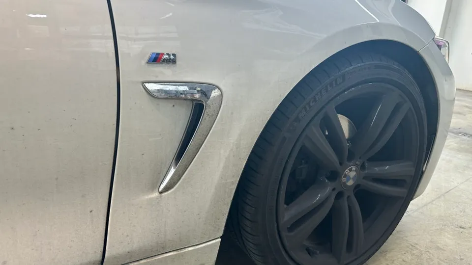 BMW 5 Series vinyl wrap - BMW 5 Series Vinyl Wrap Review: Chrome Delete for a Sleek Look photo 4