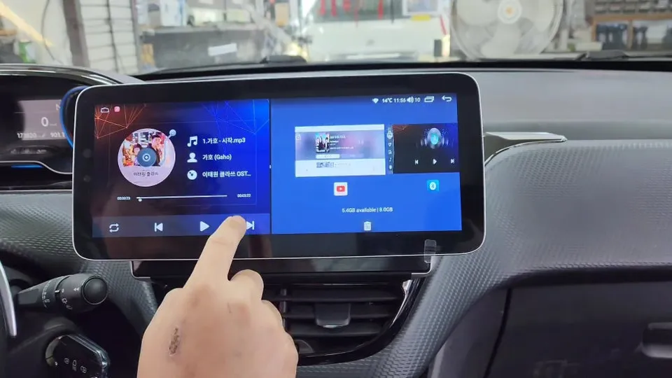 Peugeot 2008のAndroid Auto・CarPlay取付事例 施工写真 2