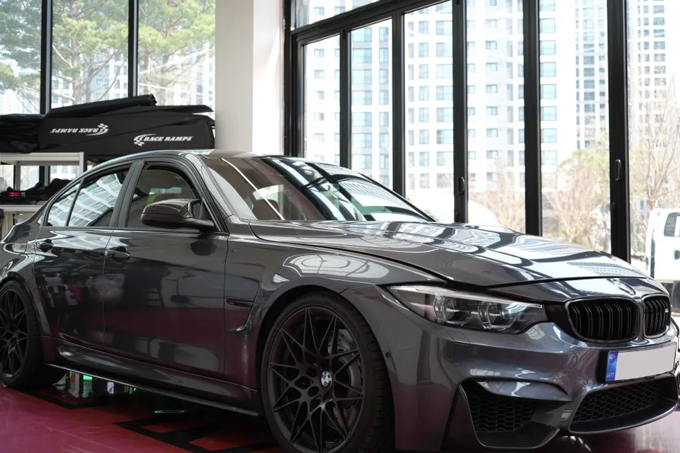 BMW M3のドラレコ取付事例|費用目安と仕上がり 施工写真 1-3