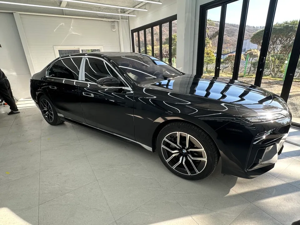 BMW 7 Seriesのカーラッピング事例|費用目安・仕上がり 施工写真 1-1