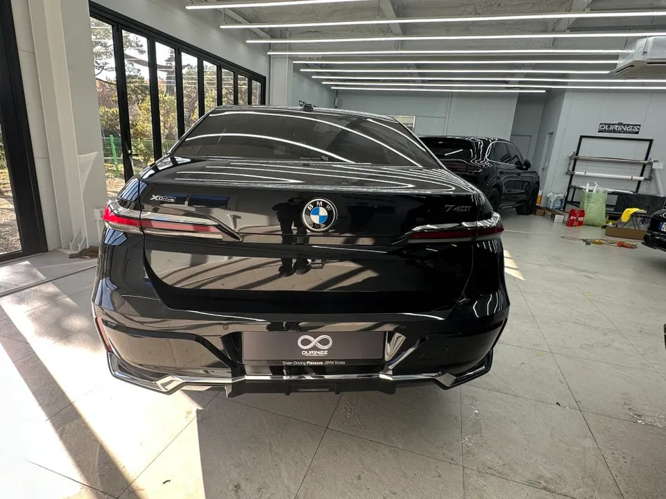 BMW 7 Seriesのカーラッピング事例|費用目安・仕上がり 施工写真 2-1