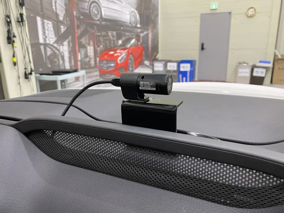 Mercedes-Benz C-Class Cabriolet dash cam - Mercedes-Benz C-Class Cabriolet Dash Cam Installation Review photo 4