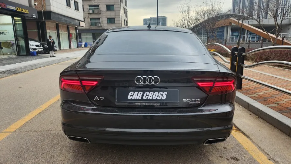 Audi A7のカーラッピング事例|3Mマットブラックで高級感アップ 施工写真 1-2