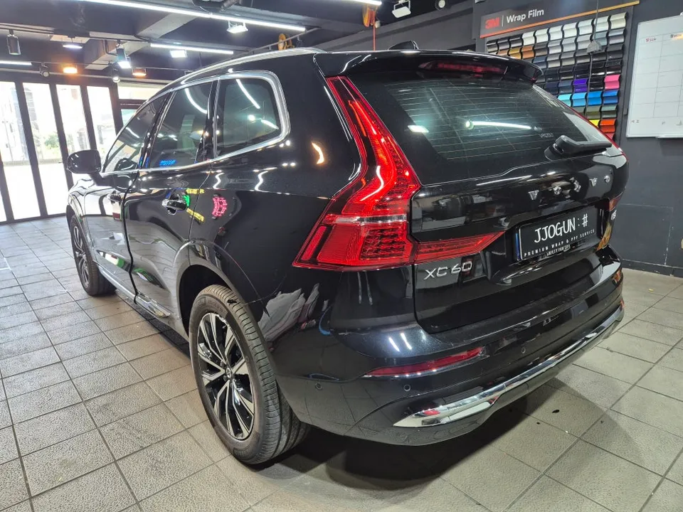 Volvo XC60のカーラッピング事例|高光沢ホワイトの仕上がり 施工写真 2-1