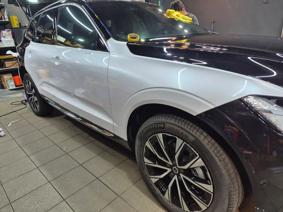 Volvo XC60のカーラッピング事例|高光沢ホワイトの仕上がり 施工写真 2-2