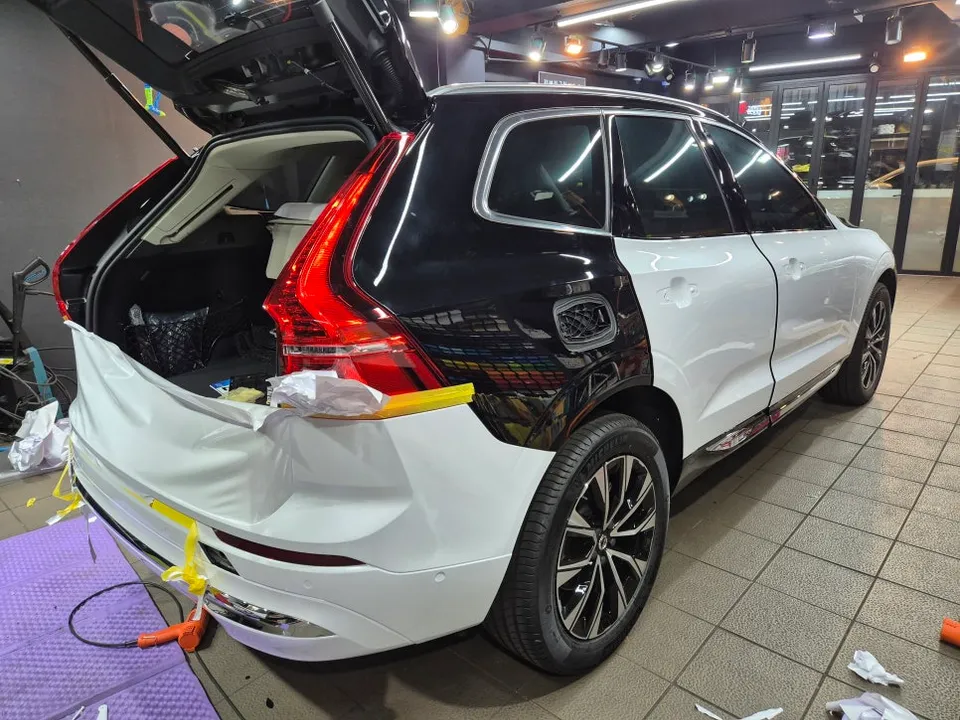 Volvo XC60のカーラッピング事例|高光沢ホワイトの仕上がり 施工写真 3-2