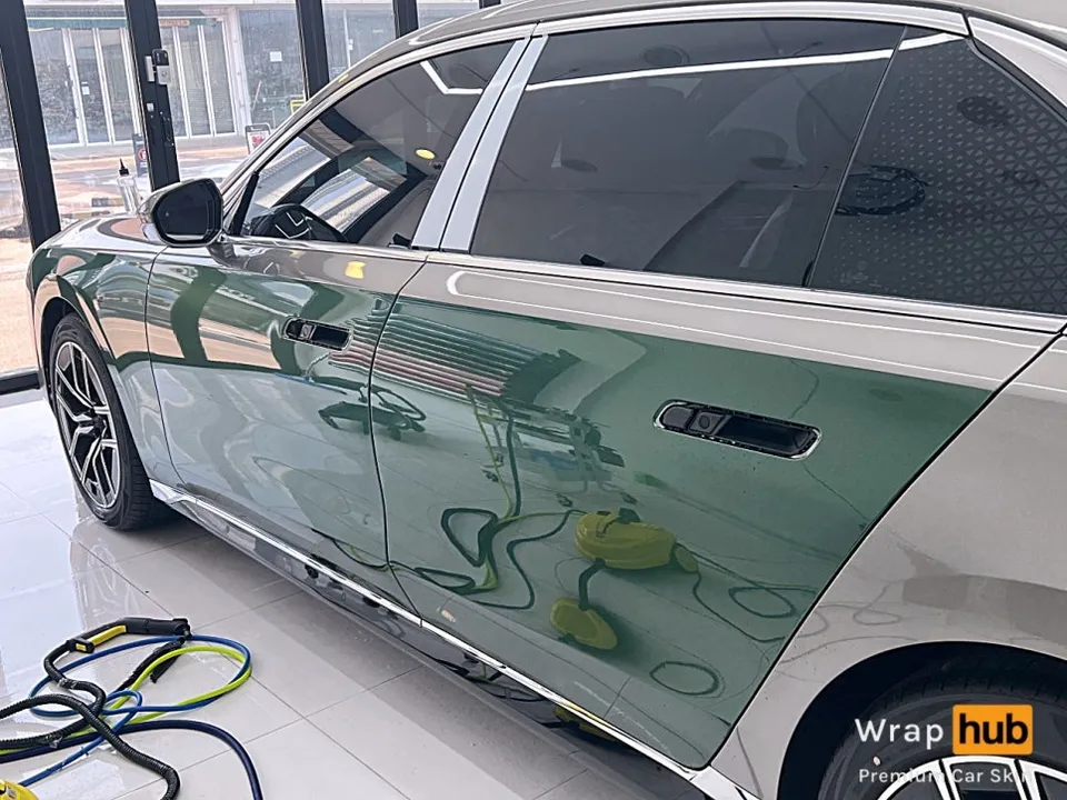 BMW 7 Seriesのカーラッピング事例|高級感を高めるデュオトーン 施工写真 3-1