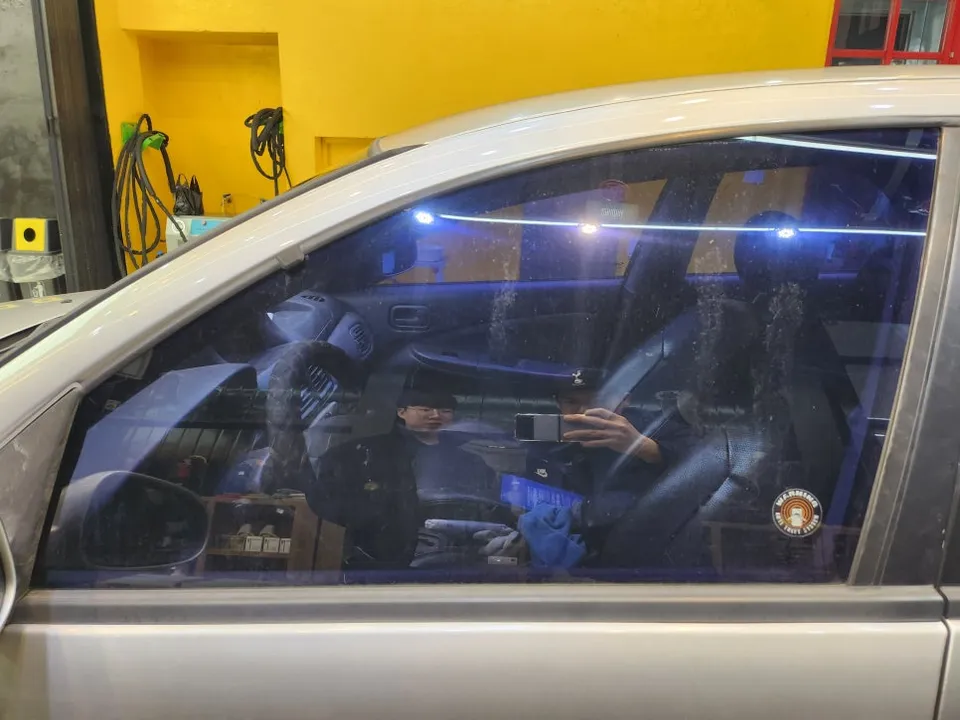 BMW i5のカーフィルム施工事例|断熱・スモーク 施工写真 2-1