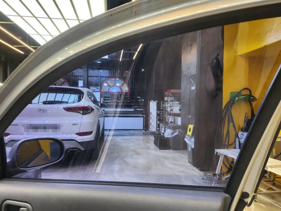 BMW i5のカーフィルム施工事例|断熱・スモーク 施工写真 2-3