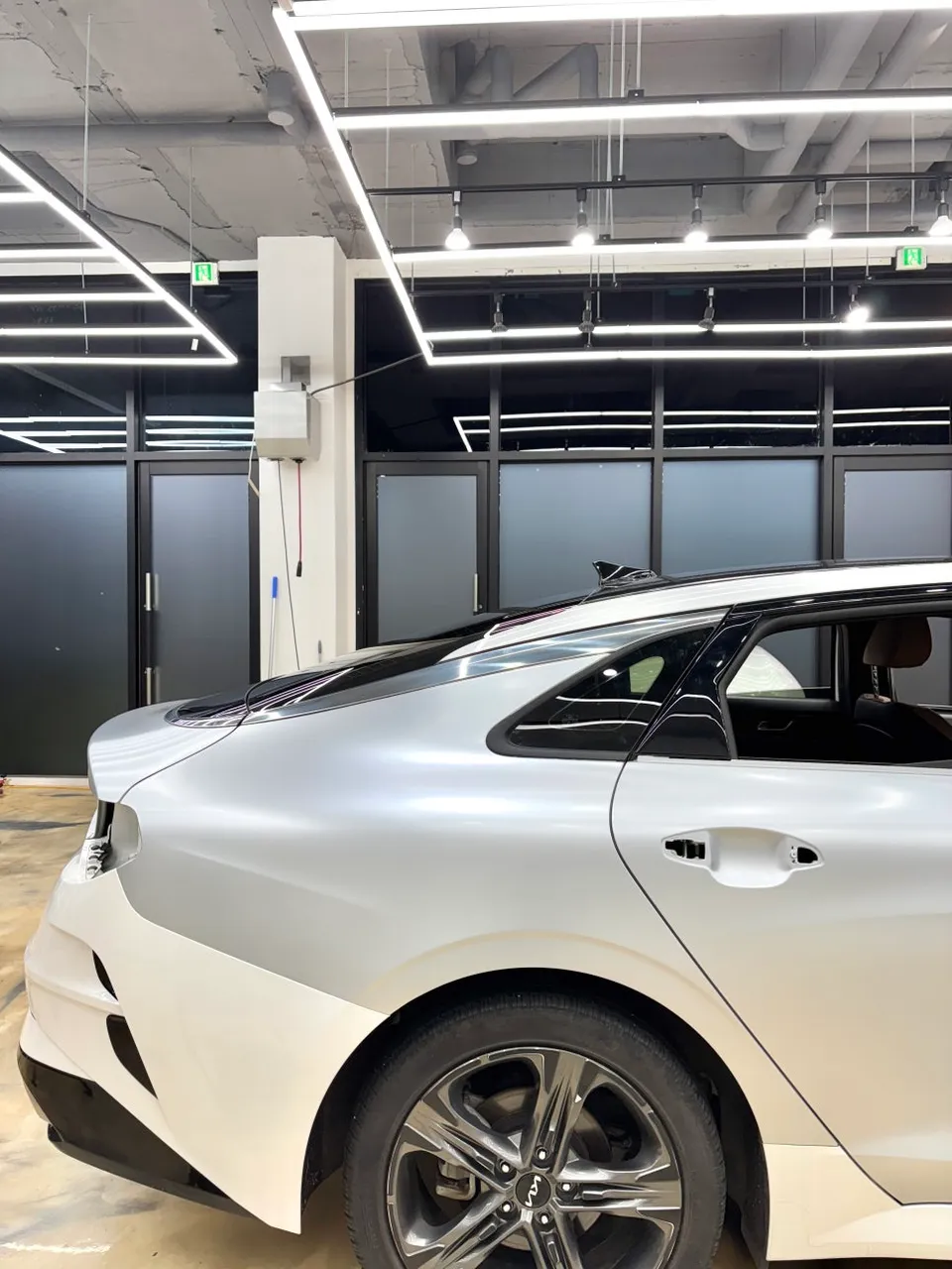 Kia K5のPPF施工事例|マットメタリックシルバー 施工写真 3-3