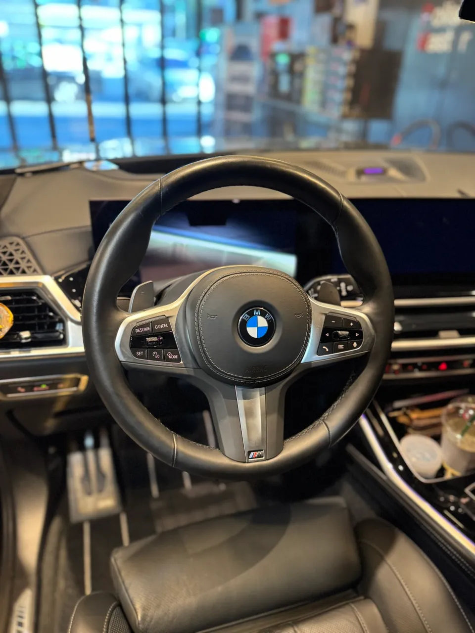BMW X7 G07 steering wheel - BMW X7 Custom Steering Wheel Upgrade Review photo 3