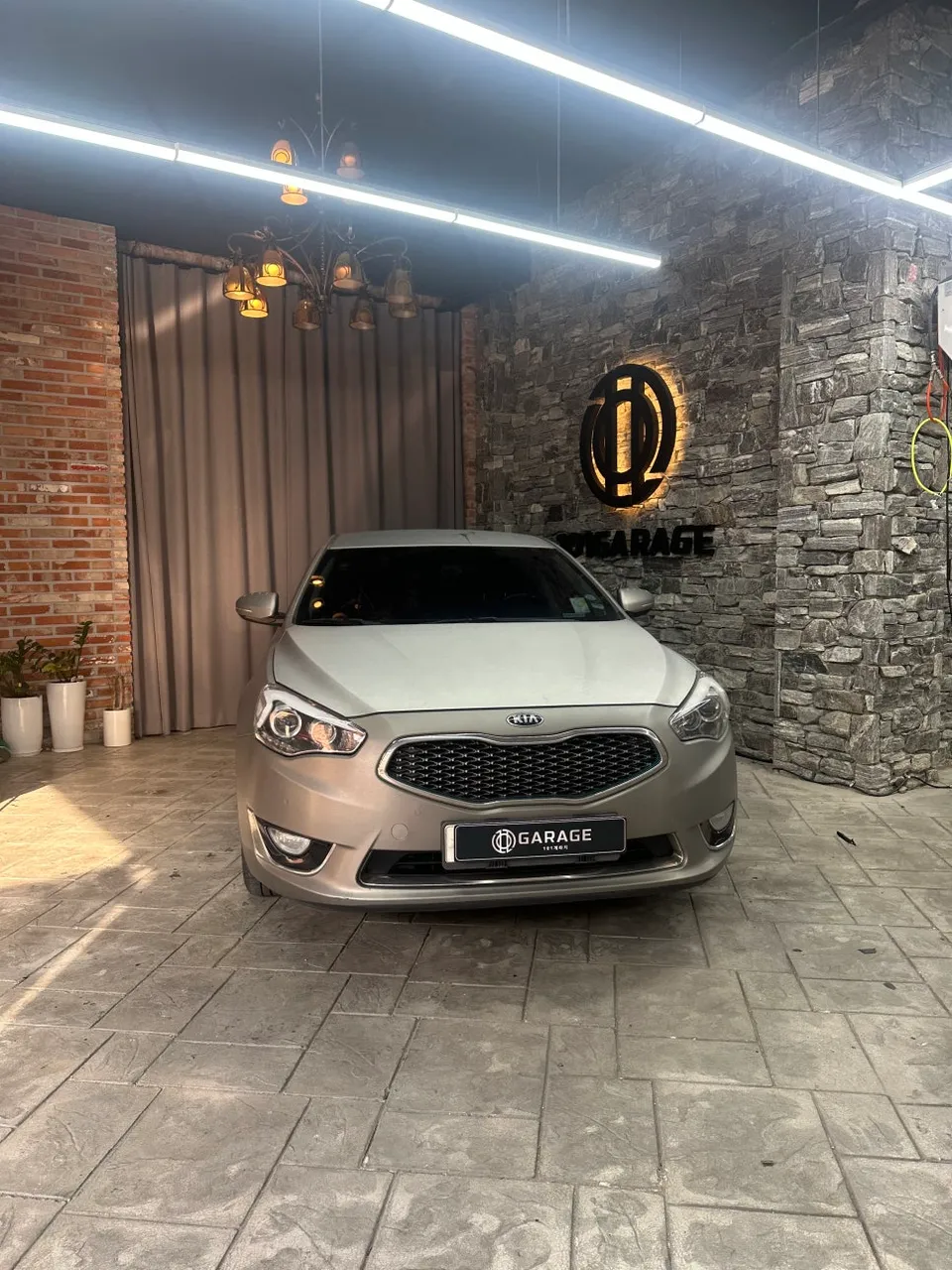 Kia K7のカーラッピング事例｜チタンブラシフィルムの仕上がり 写真