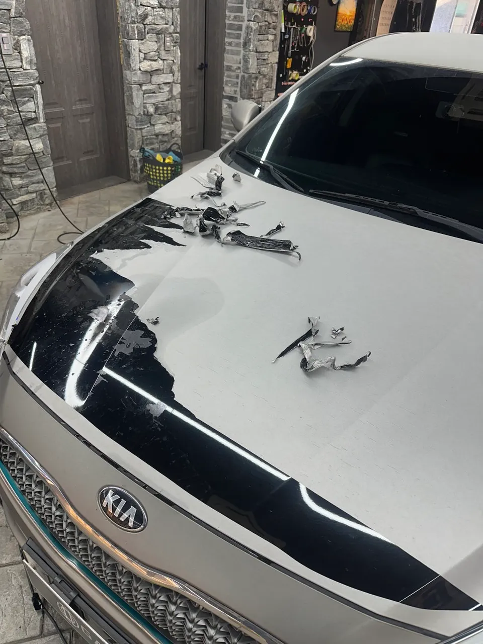 Kia K7のカーラッピング事例|チタンブラシフィルムの仕上がり 施工写真 2-1