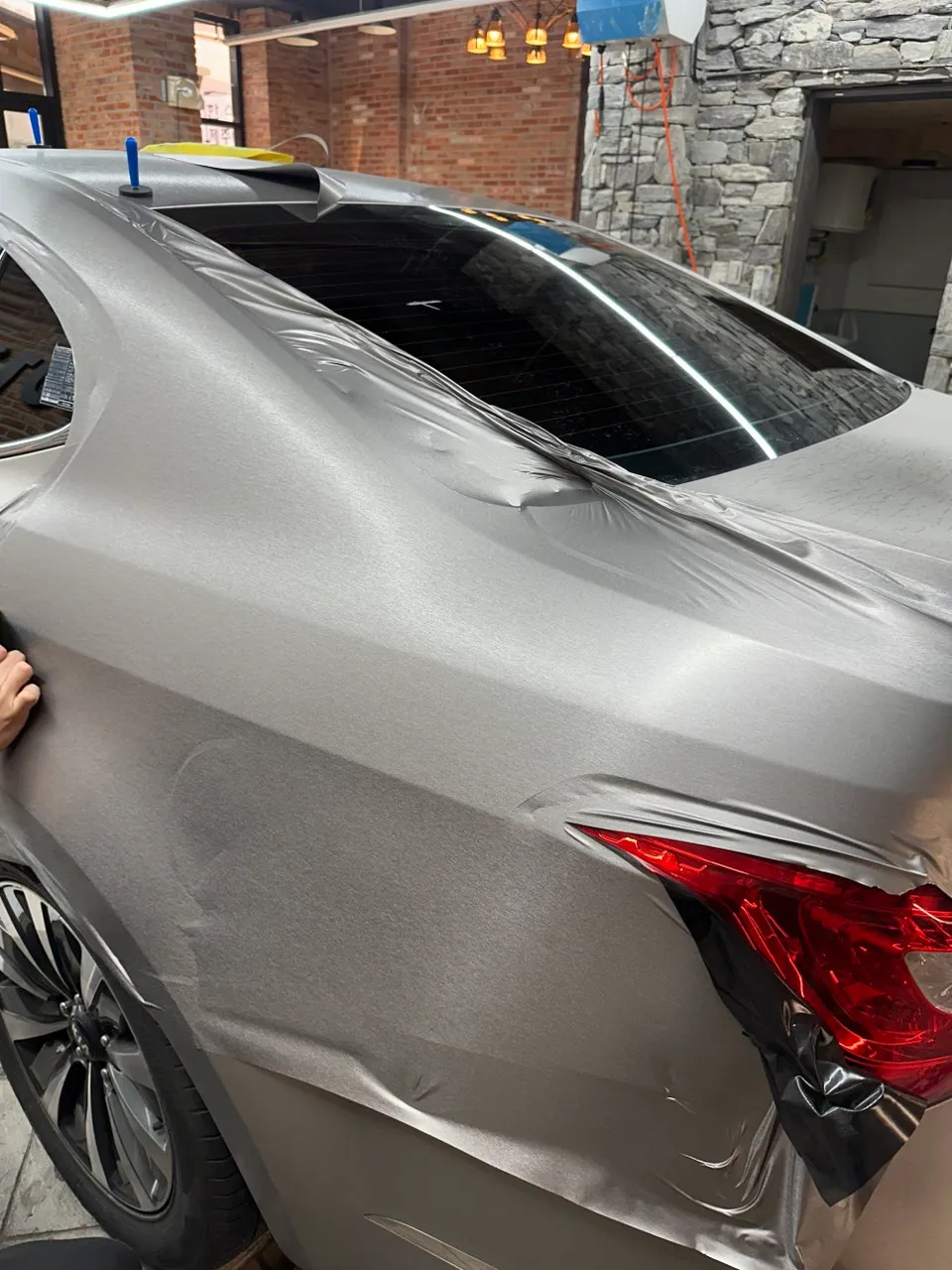 Kia K7のカーラッピング事例|チタンブラシフィルムの仕上がり 施工写真 3-1