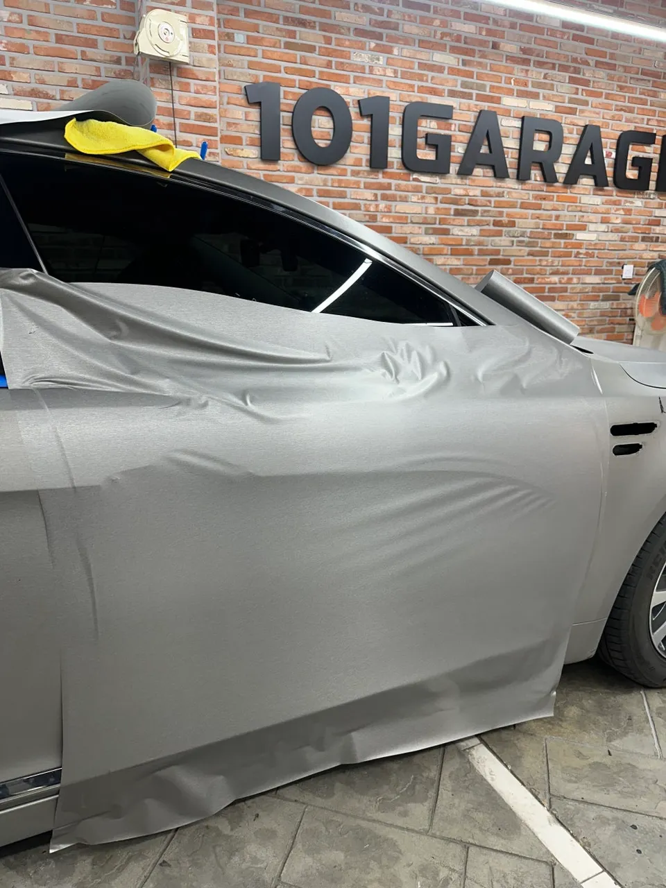 Kia K7のカーラッピング事例|チタンブラシフィルムの仕上がり 施工写真 1-3