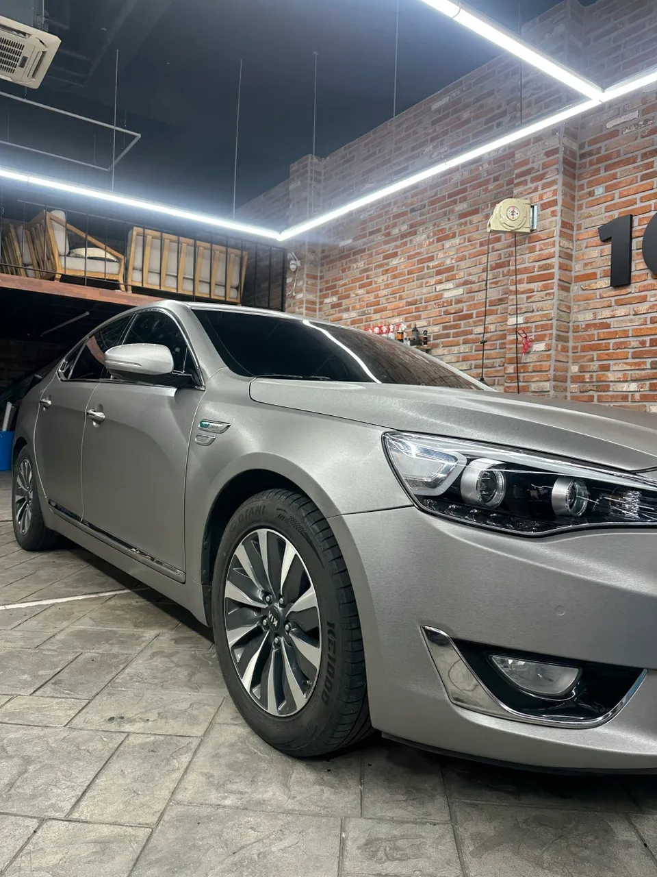 Kia K7のカーラッピング事例|チタンブラシフィルムの仕上がり 施工写真 3-3