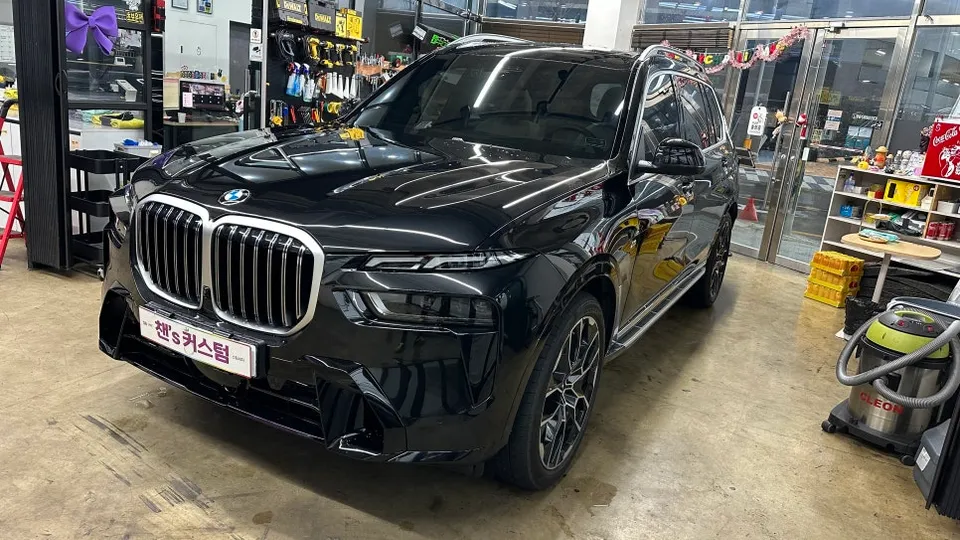 BMW X7 vinyl wrap - BMW X7 Vinyl Wrap Review: Chrome Delete for a Sporty Look photo 3