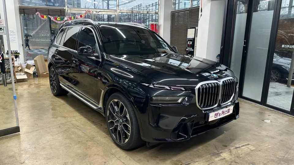 BMW X7 vinyl wrap - BMW X7 Vinyl Wrap Review: Chrome Delete for a Sporty Look photo 4