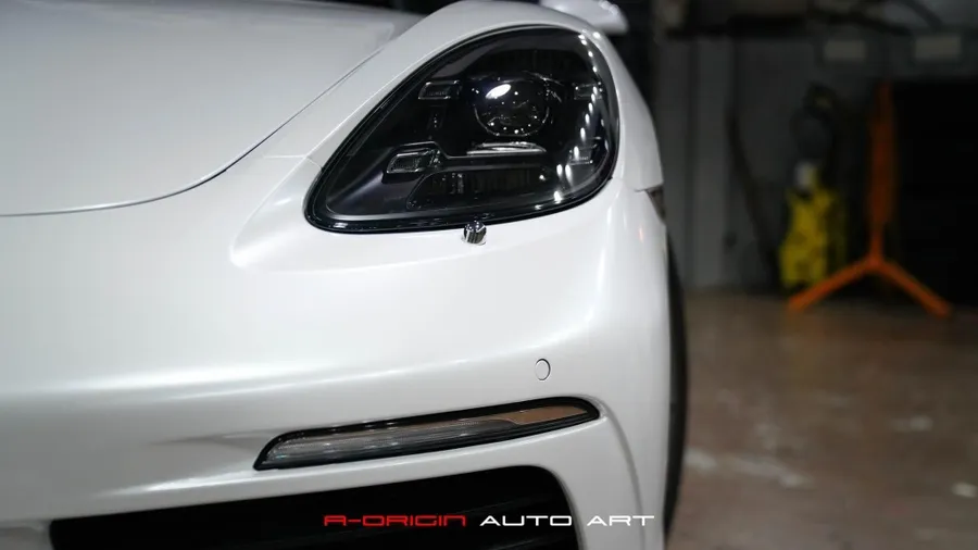 Porsche 718 Boxsterのカーラッピング事例|メタリックホワイト 施工写真 2-1
