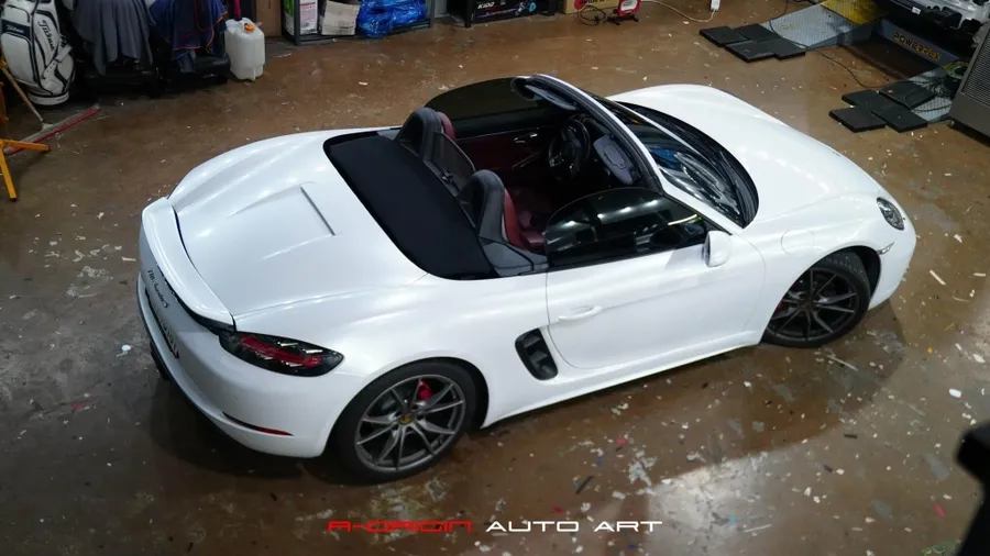 Porsche 718 Boxsterのカーラッピング事例|メタリックホワイト 施工写真 1-2