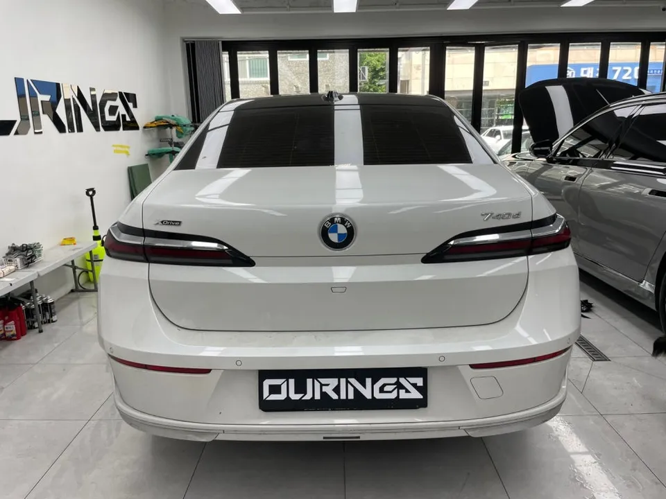 BMW 7 Seriesのカーラッピング事例|費用目安・仕上がり 施工写真 1-2