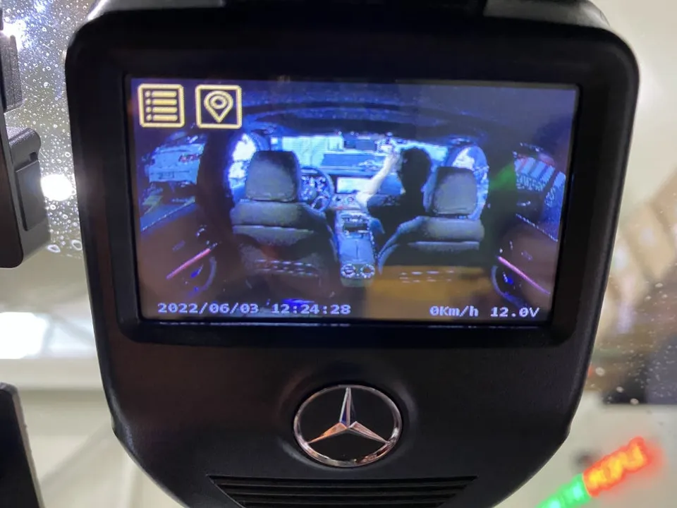Mercedes-Benz E-Class W213のドライブレコーダー取付事例 施工写真 3-2