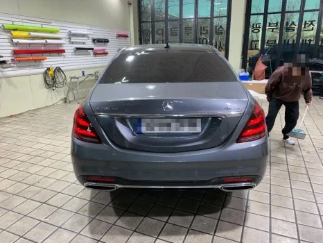 Mercedes-Benz S-Classのカーラッピング事例|サテンホワイトパール 施工写真 2-1