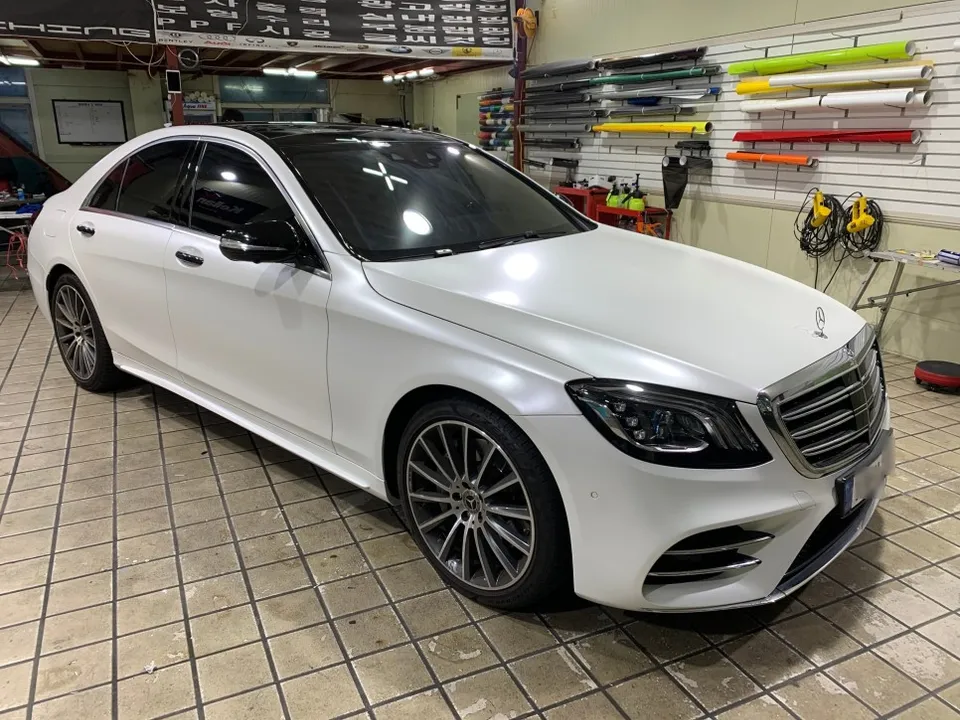 Mercedes-Benz S-Classのカーラッピング事例|サテンホワイトパール 施工写真 3-1