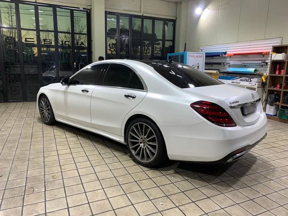 Mercedes-Benz S-Classのカーラッピング事例|サテンホワイトパール 施工写真 2-2