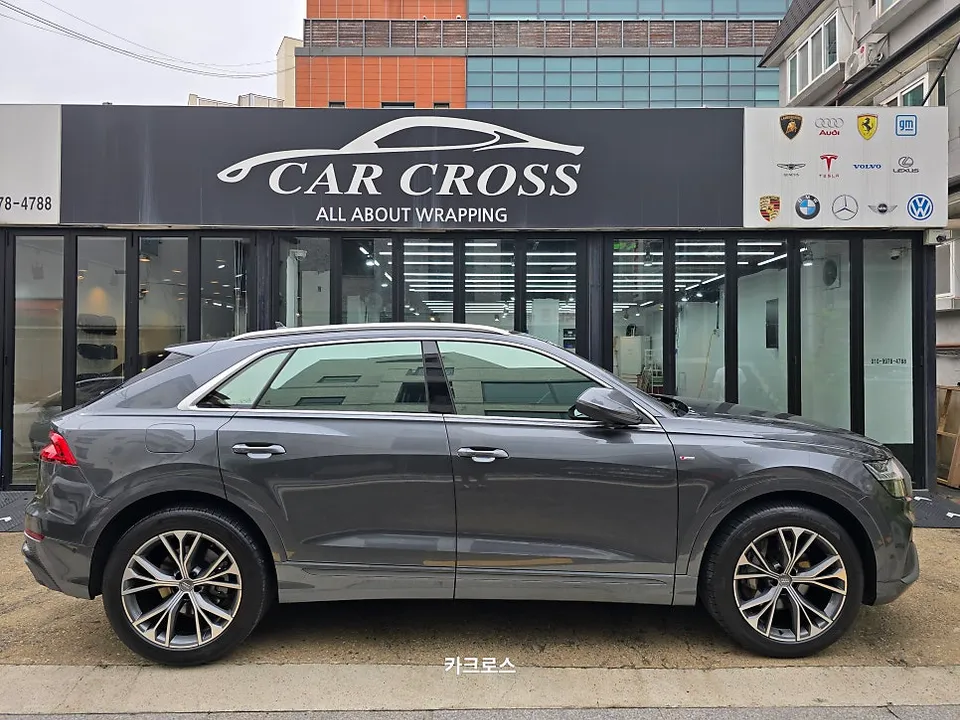 Audi Q8のカーラッピング事例|クロームパーツのブラックアウト 施工写真 2-1