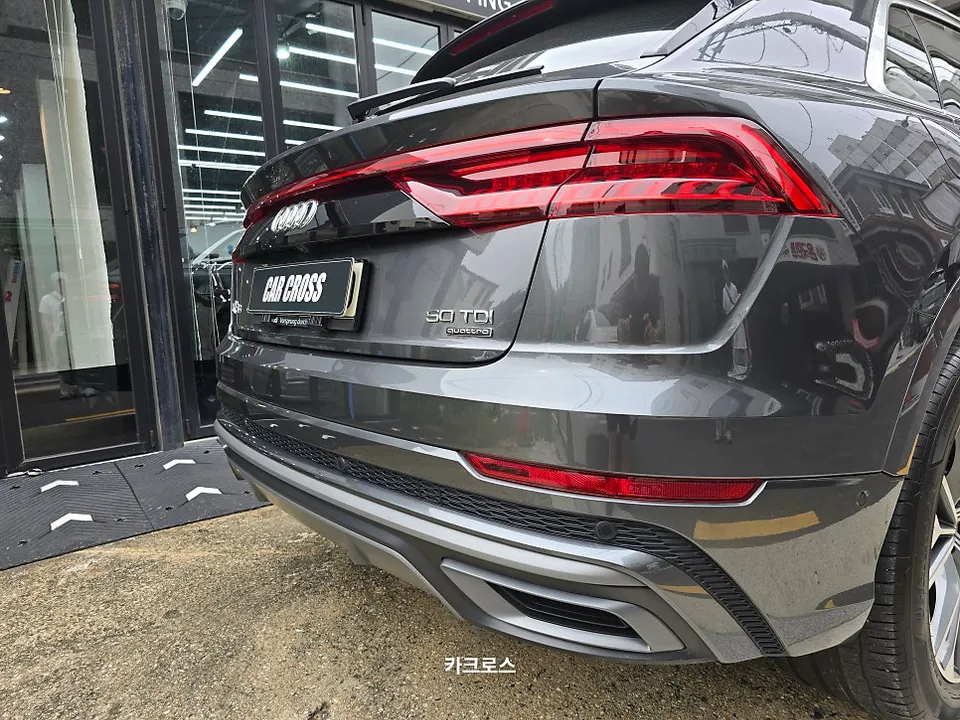 Audi Q8のカーラッピング事例|クロームパーツのブラックアウト 施工写真 3-1