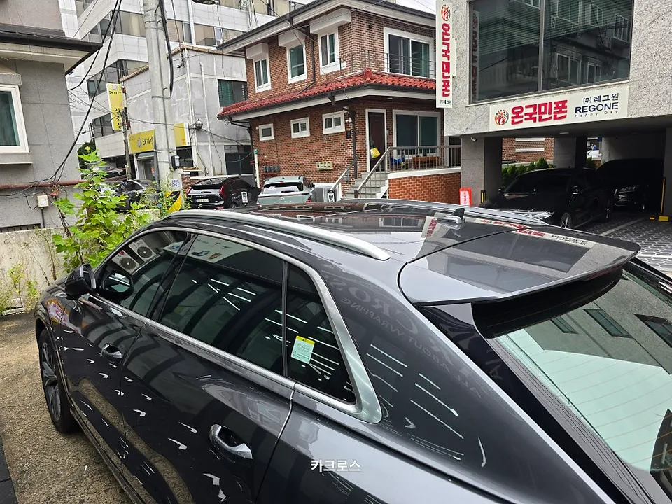Audi Q8のカーラッピング事例|クロームパーツのブラックアウト 施工写真 4-1
