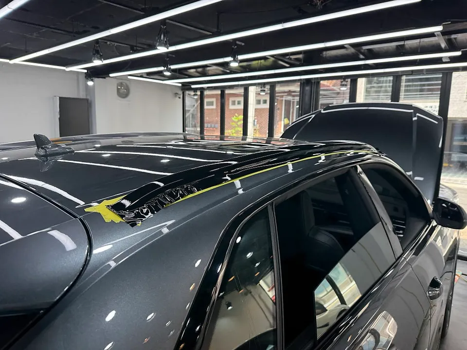 Audi Q8のカーラッピング事例|クロームパーツのブラックアウト 施工写真 2-2