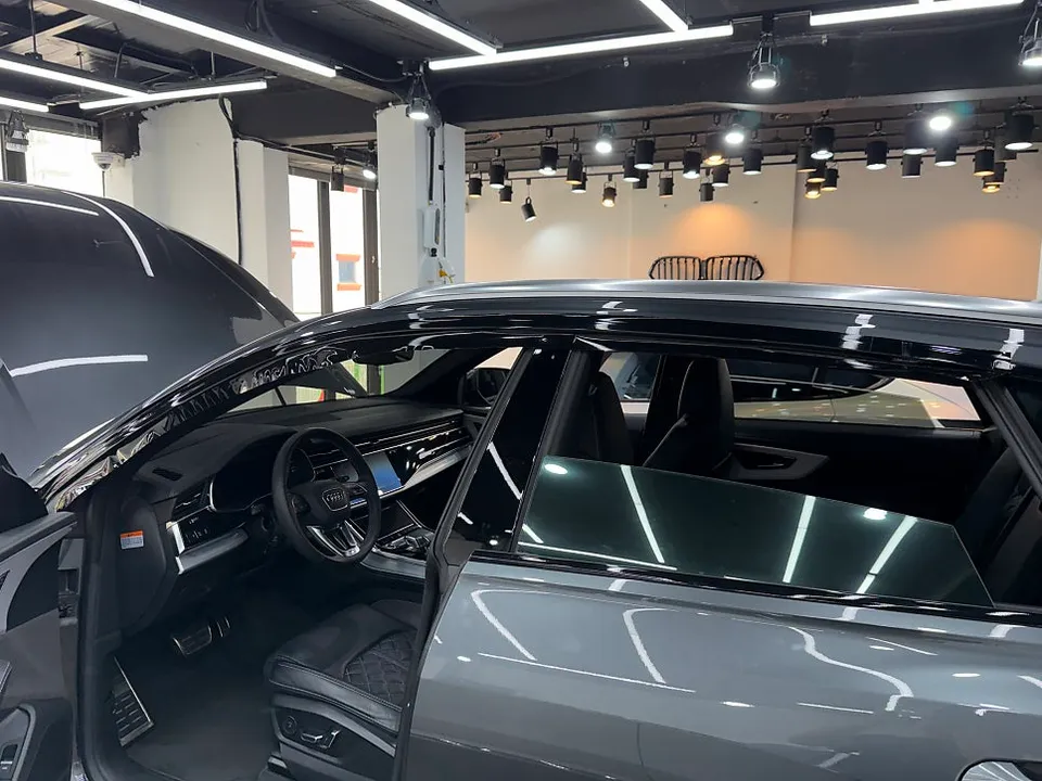 Audi Q8のカーラッピング事例|クロームパーツのブラックアウト 施工写真 3-2