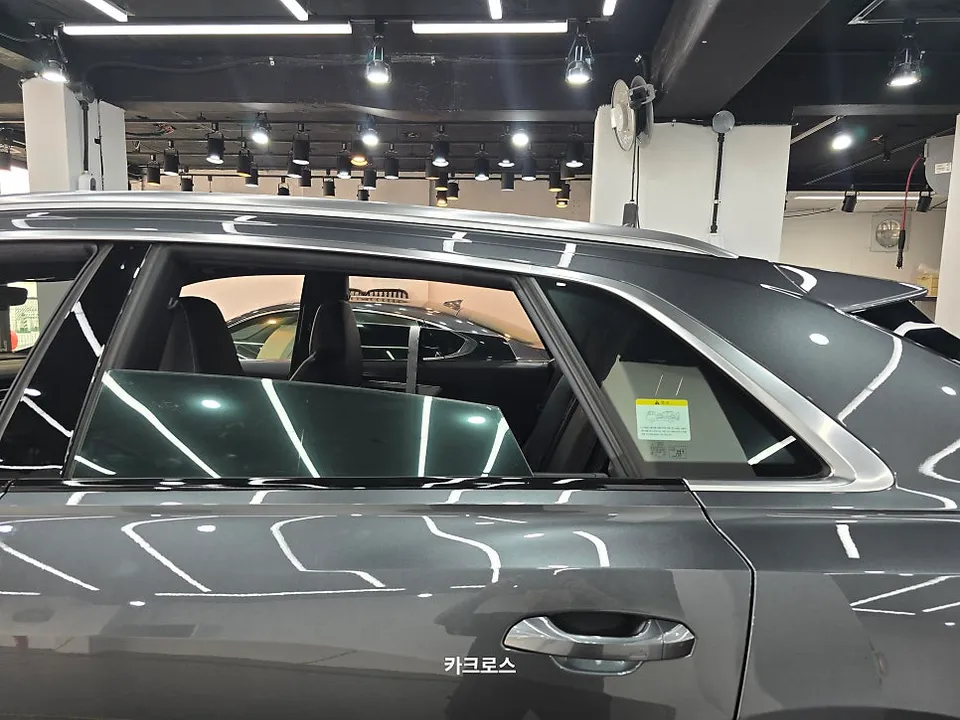 Audi Q8のカーラッピング事例|クロームパーツのブラックアウト 施工写真 4-2