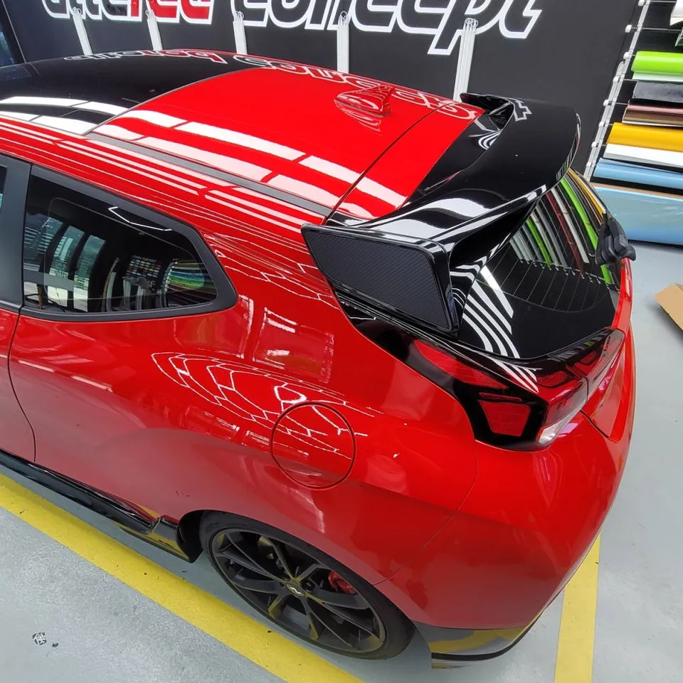Hyundai Veloster Nのカーラッピング事例:ユーログブラックで印象激変 施工写真 1-1
