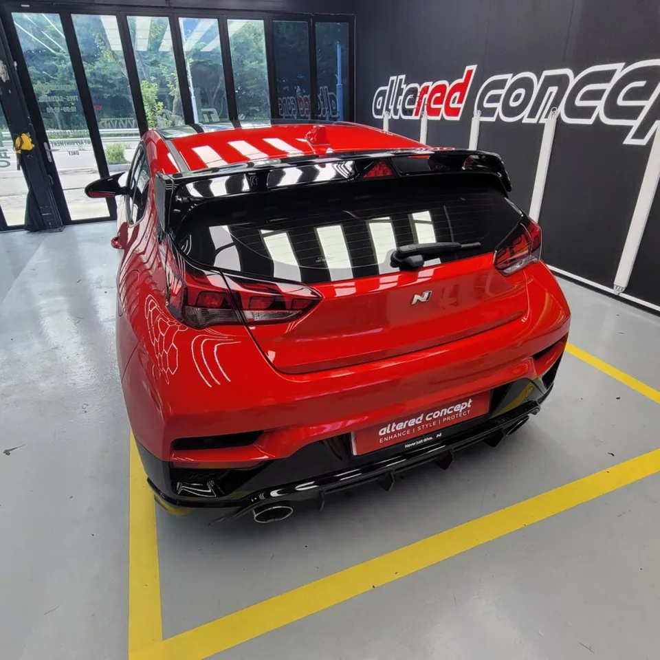 Hyundai Veloster Nのカーラッピング事例:ユーログブラックで印象激変 施工写真 2-1