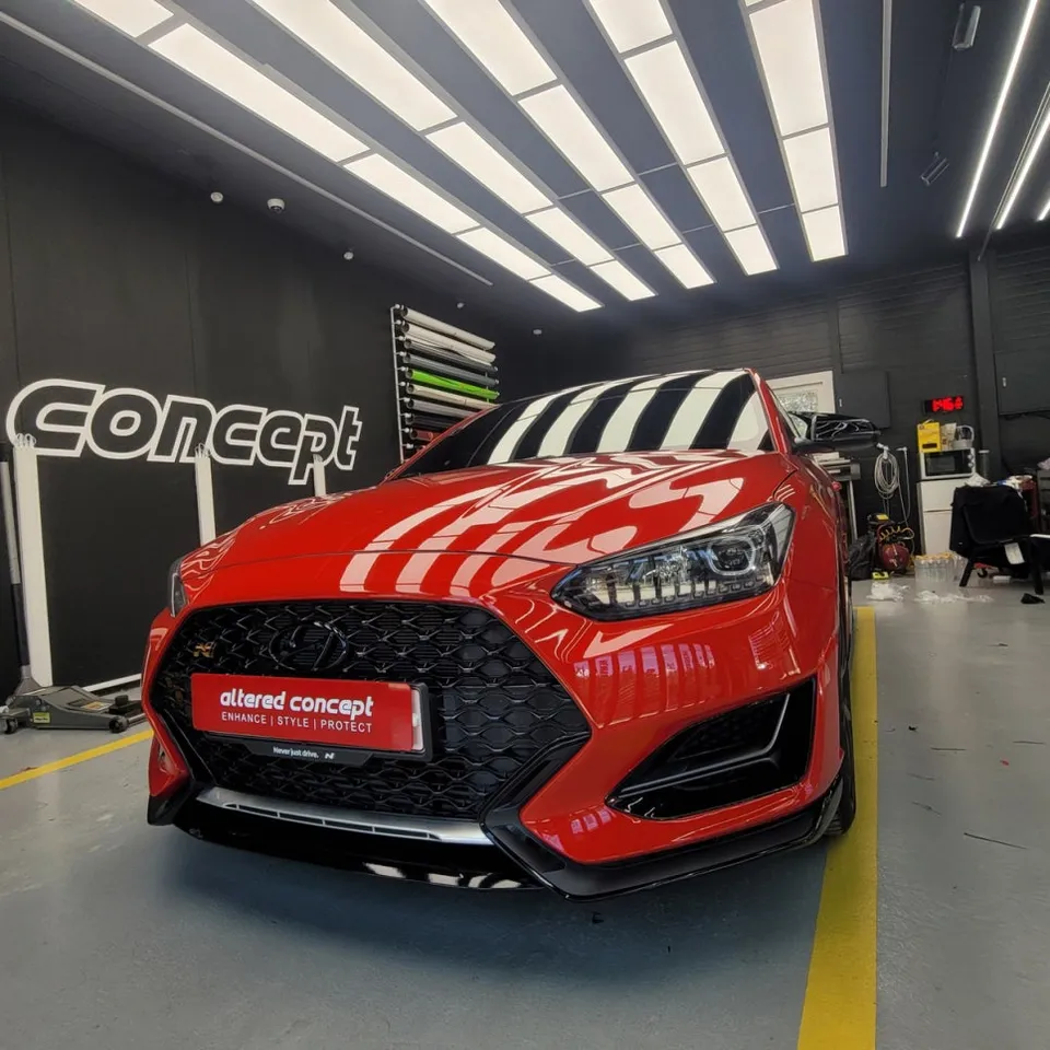 Hyundai Veloster Nのカーラッピング事例:ユーログブラックで印象激変 施工写真 3-1