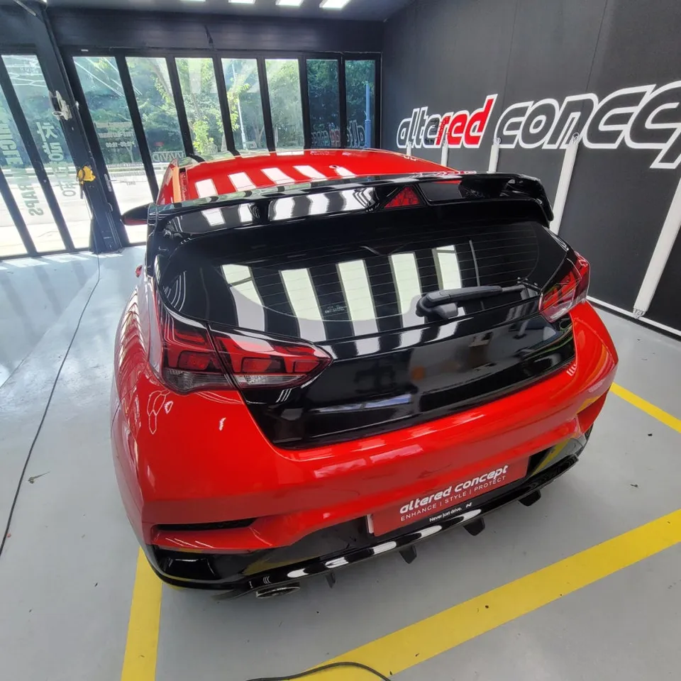 Hyundai Veloster Nのカーラッピング事例:ユーログブラックで印象激変 施工写真 1-2