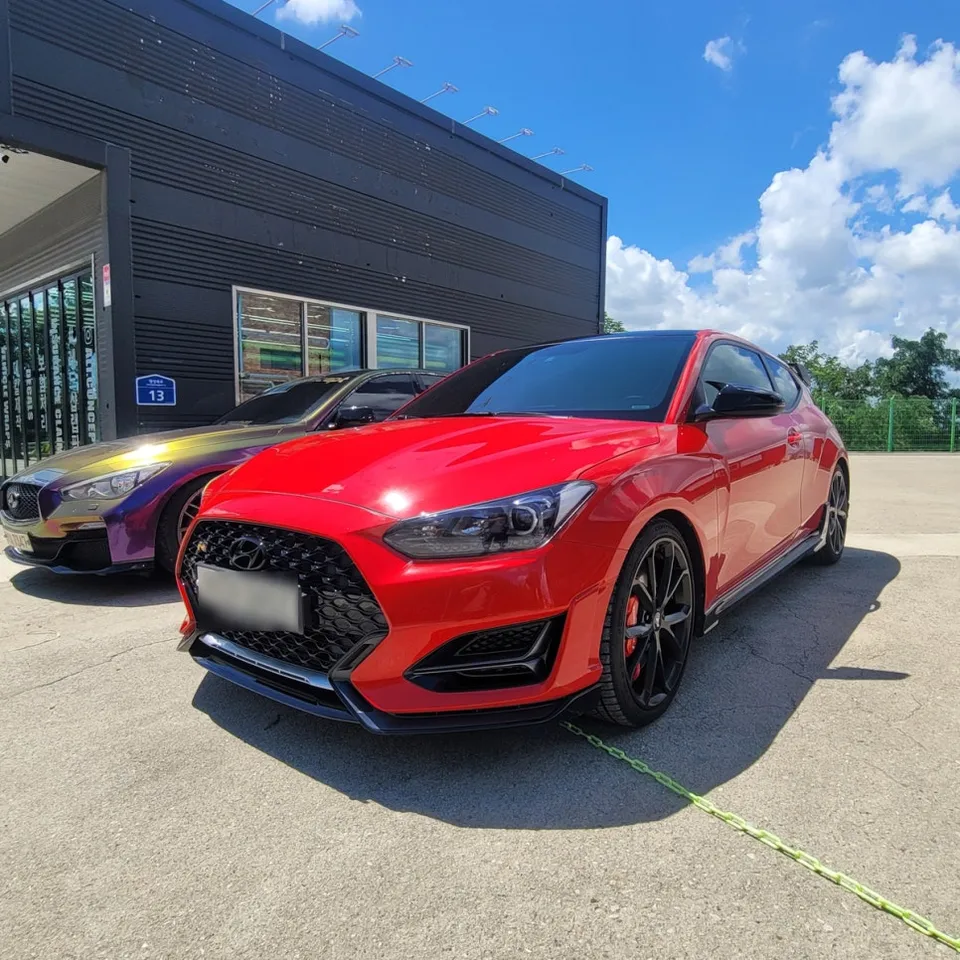 Hyundai Veloster Nのカーラッピング事例:ユーログブラックで印象激変 施工写真 3-2