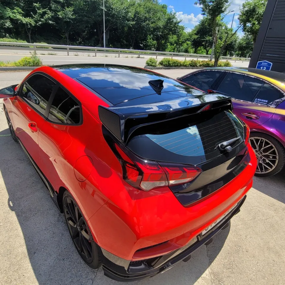 Hyundai Veloster Nのカーラッピング事例:ユーログブラックで印象激変 施工写真 1-3