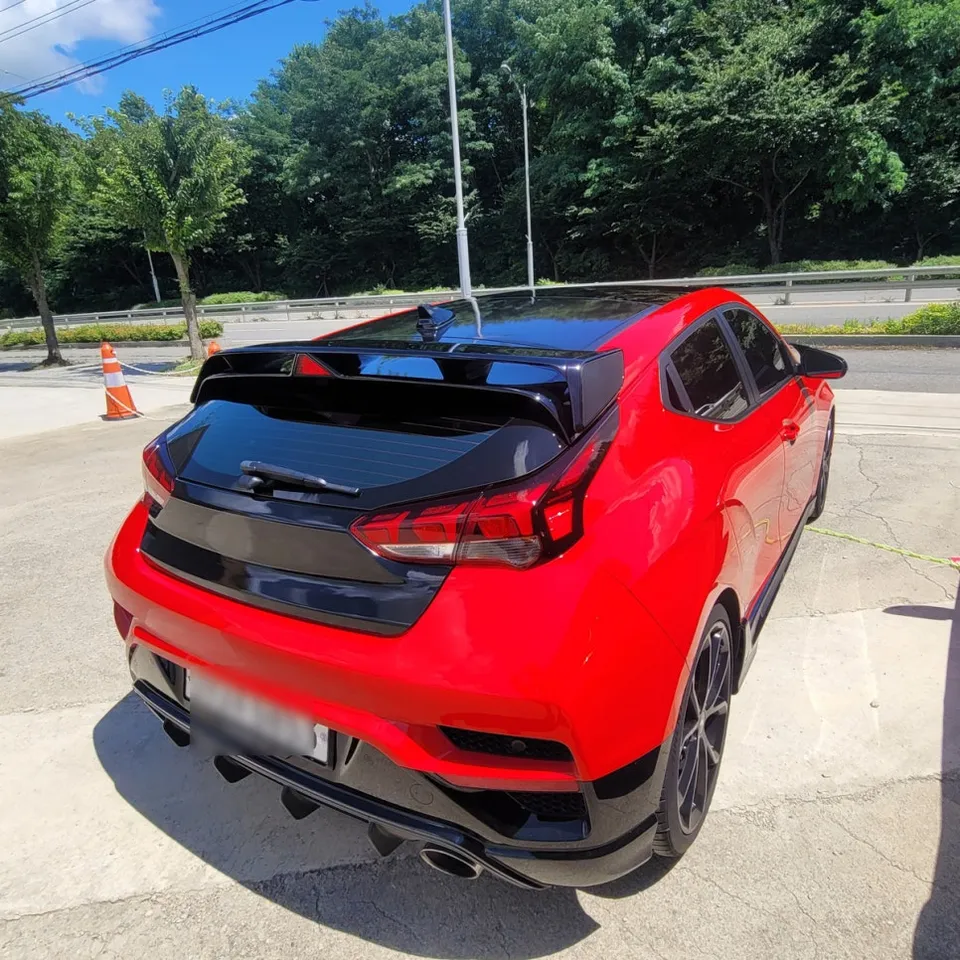 Hyundai Veloster Nのカーラッピング事例:ユーログブラックで印象激変 施工写真 2-3